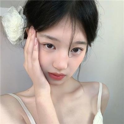 俏丽佳人
